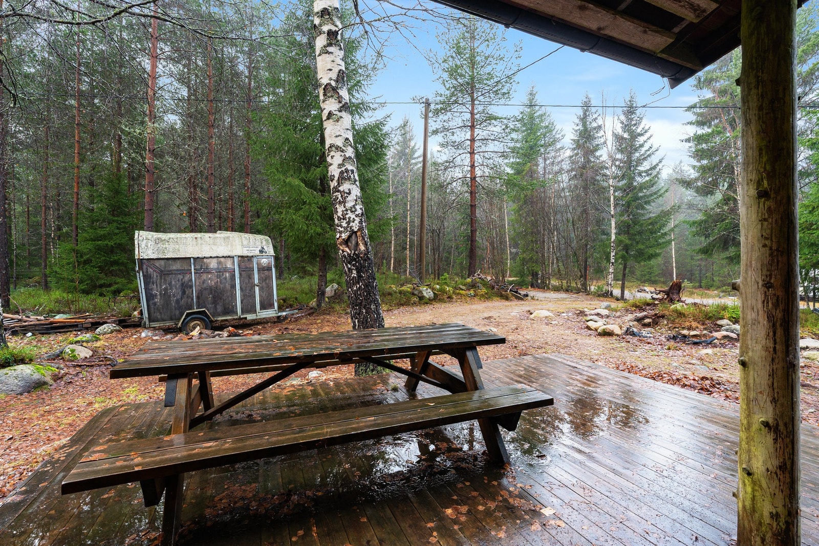 Terrassen ved hyttas inngangsparti Galleribilde