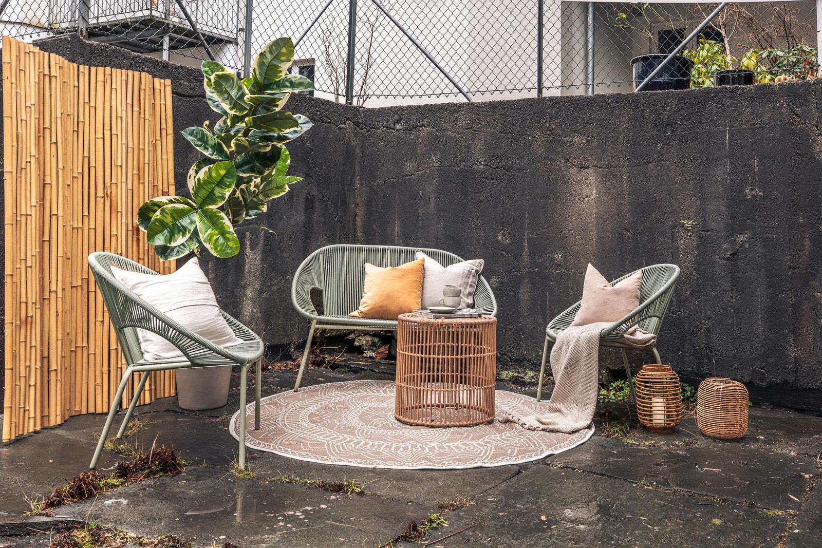 Fra leiligheten er det direkte utgang til felles bakgård hvor styret har vedtatt at denne seksjonen kan benytte høyre del alene Galleribilde