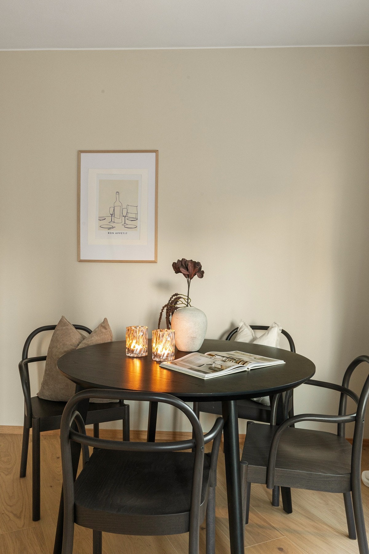 Romslig spiseplass som egner seg godt for middager og sosialt samvær. Galleribilde