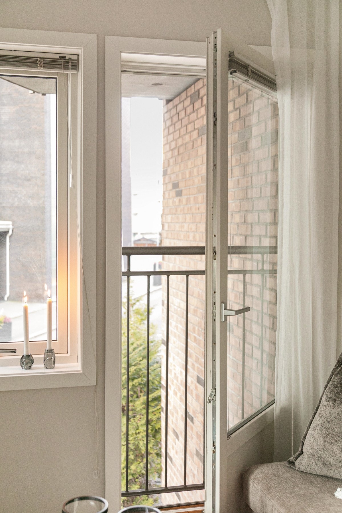 Stuen har fransk balkong i hjørnet, som bidrar til gode lys- og luftforhold. Galleribilde