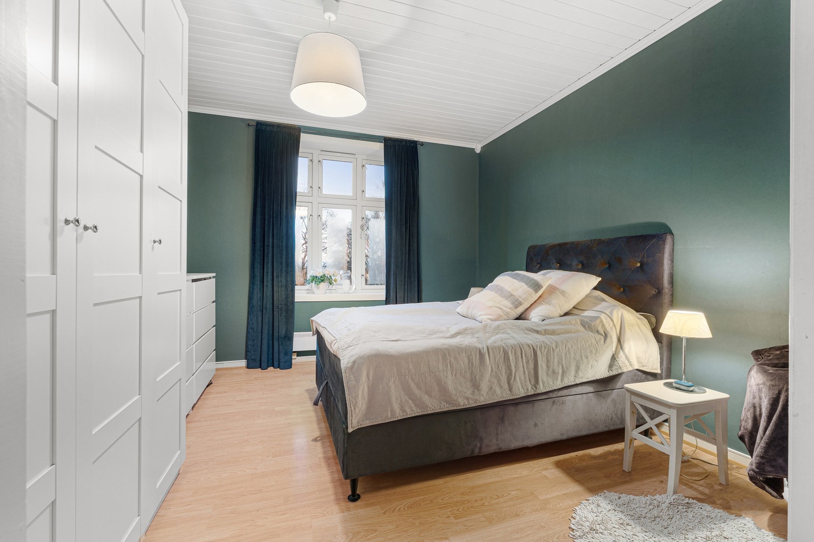 Soverommet er på hele 16,8m² og har god plass til dobbeltseng, nattbord og garderobeløsninger. Galleribilde