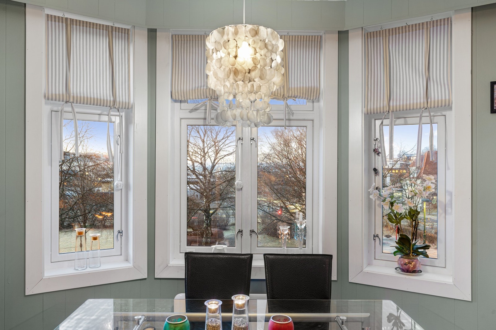 Karnapp med store vindusoverflater som slipper inn rikelig med naturlig lys, noe som skaper en behagelig atmosfære. Galleribilde