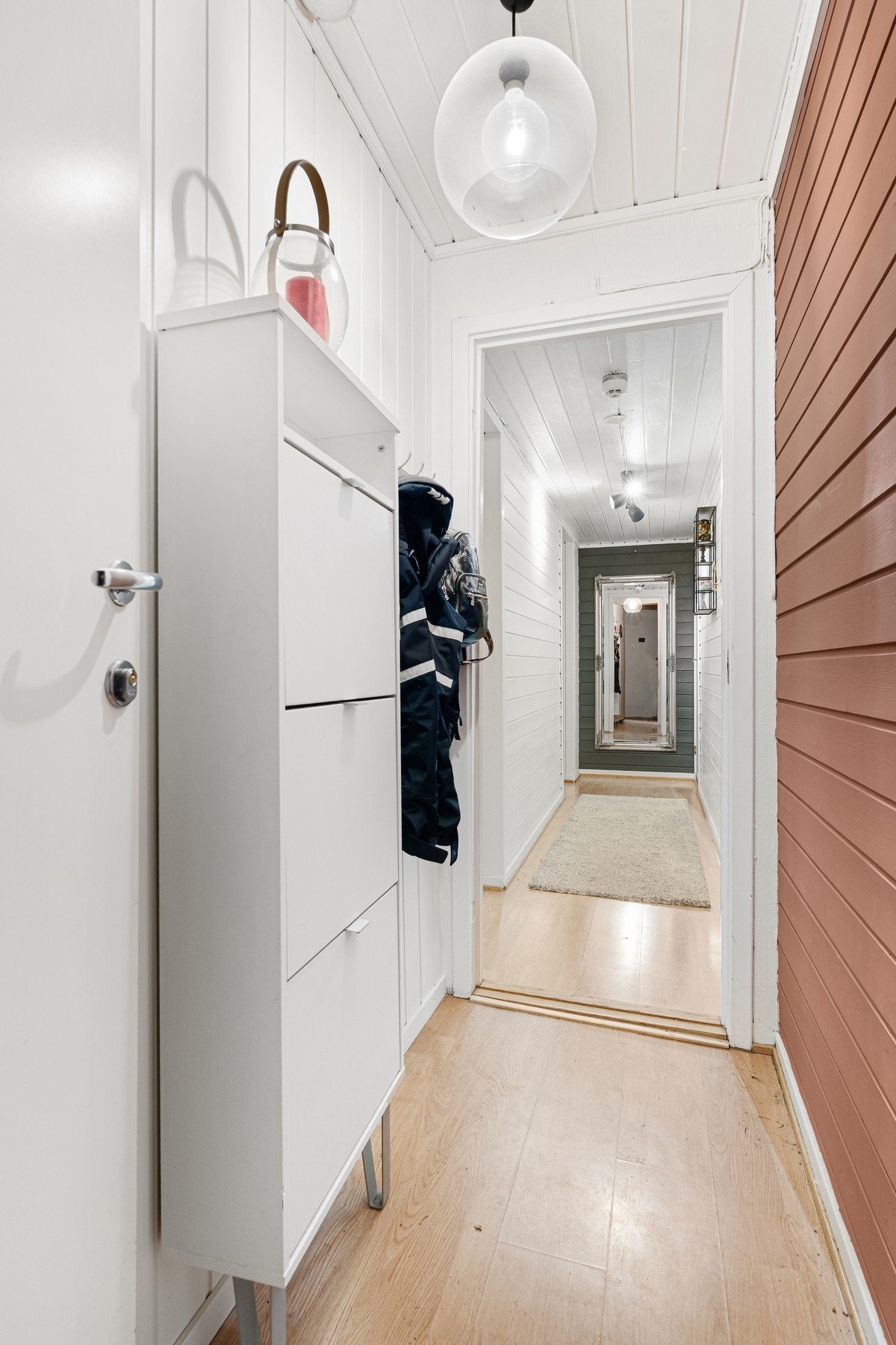 Innbydende inngangsparti med god plass til å henge fra seg sko og yttertøy. Galleribilde
