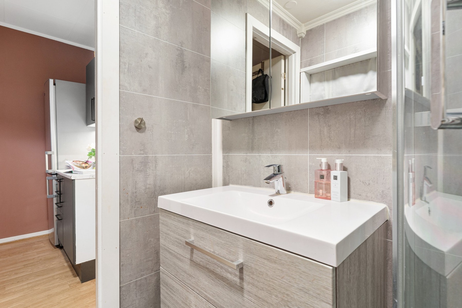 I følge tidligere annonse er det satt inn nytt servantskap og dusjkabinett i 2017. Galleribilde