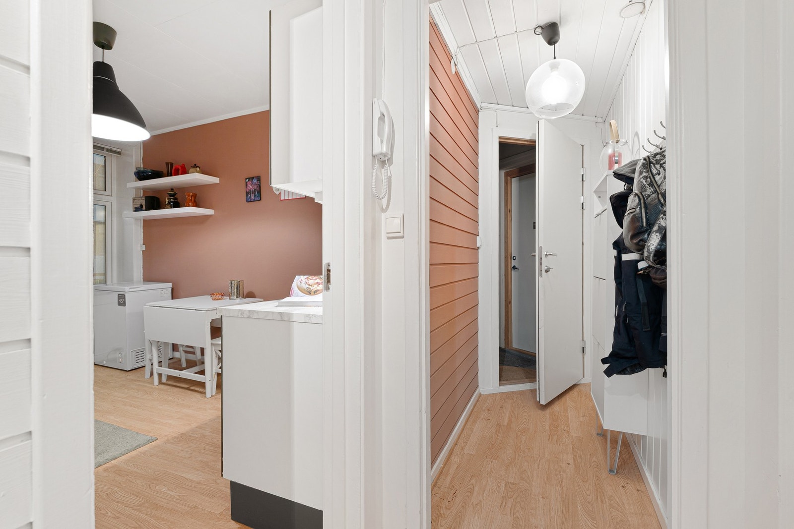 Innbydende inngangsparti med god plass til å henge fra seg sko og yttertøy. Galleribilde