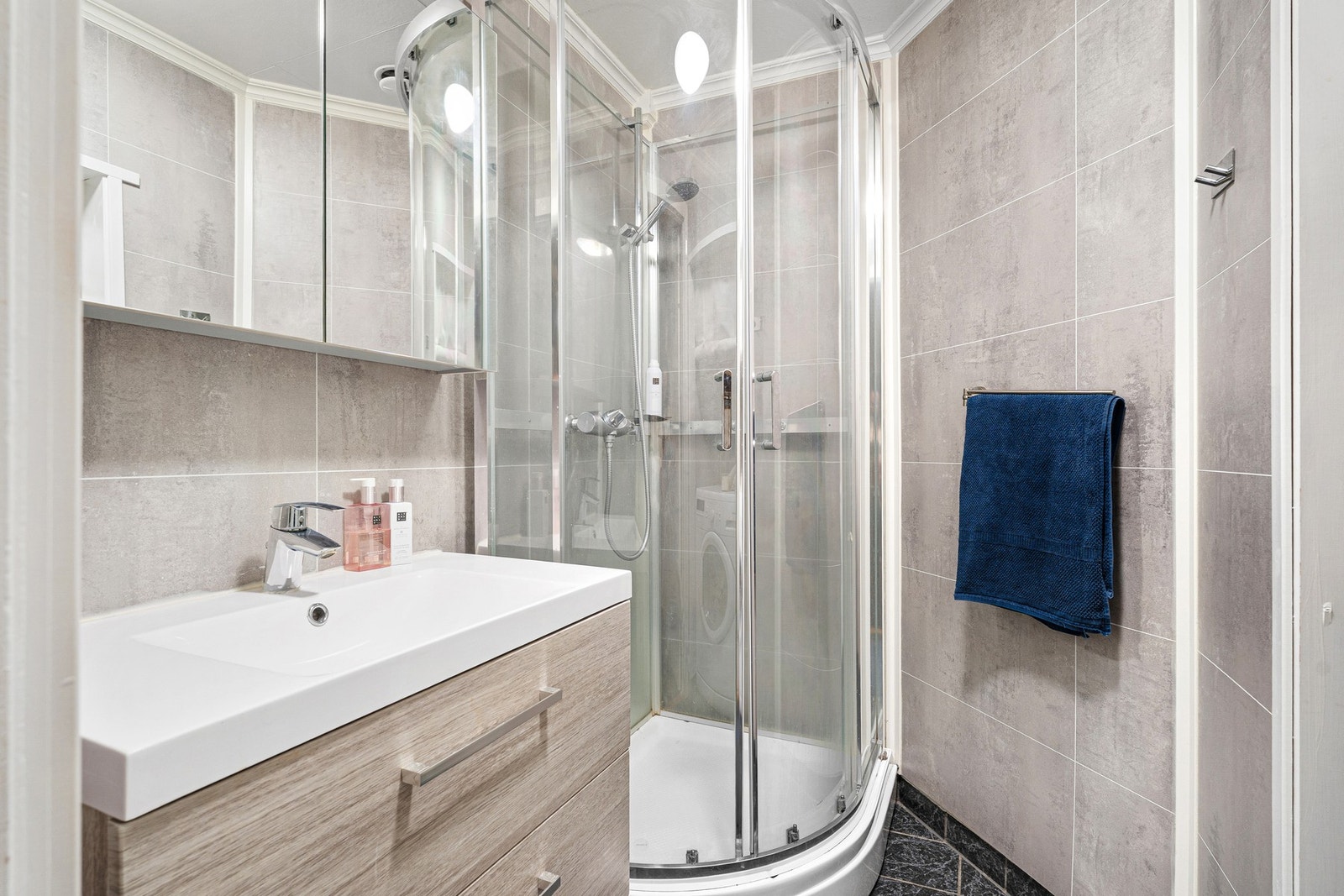 Lyst og pent flislagt bad med alt en trenger. Galleribilde