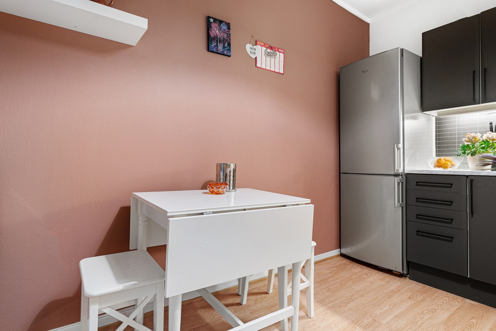 Rommet er av den størrelsen at du har plass til en enkel spiseseksjon. Galleribilde