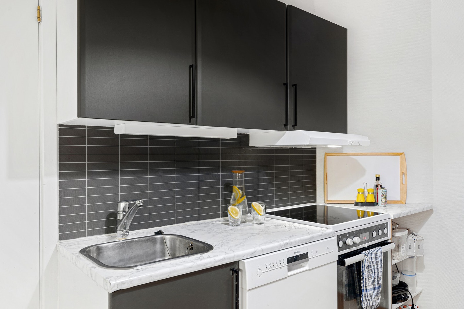 Kjøkkeninnredningen har plane fronter og laminerte benkeplate. Galleribilde