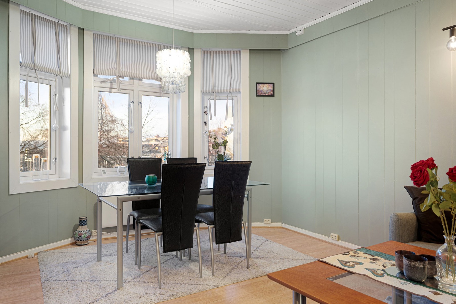 På stuen er det god plass til flere sittegrupper, stue- spise- og TV-bord. Galleribilde