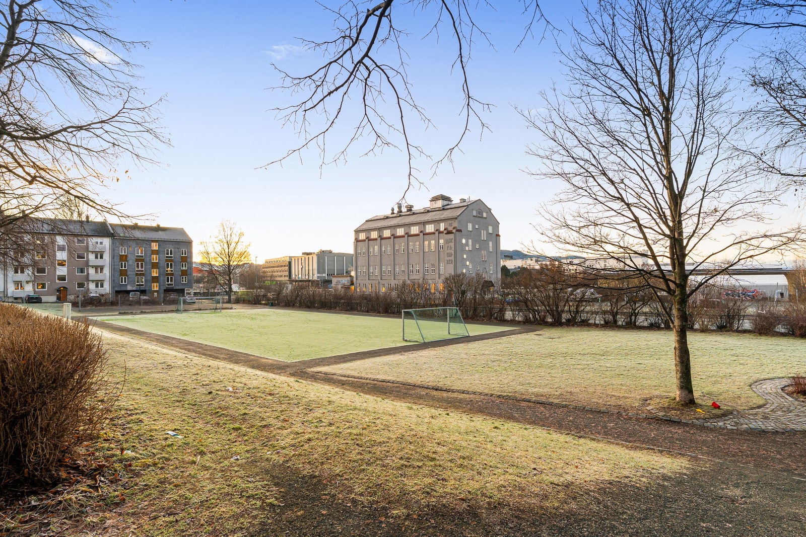 Leiligheten ligger i umiddelbar nærhet til alt. Perfekt for deg som ønsker å bo sentralt. Galleribilde