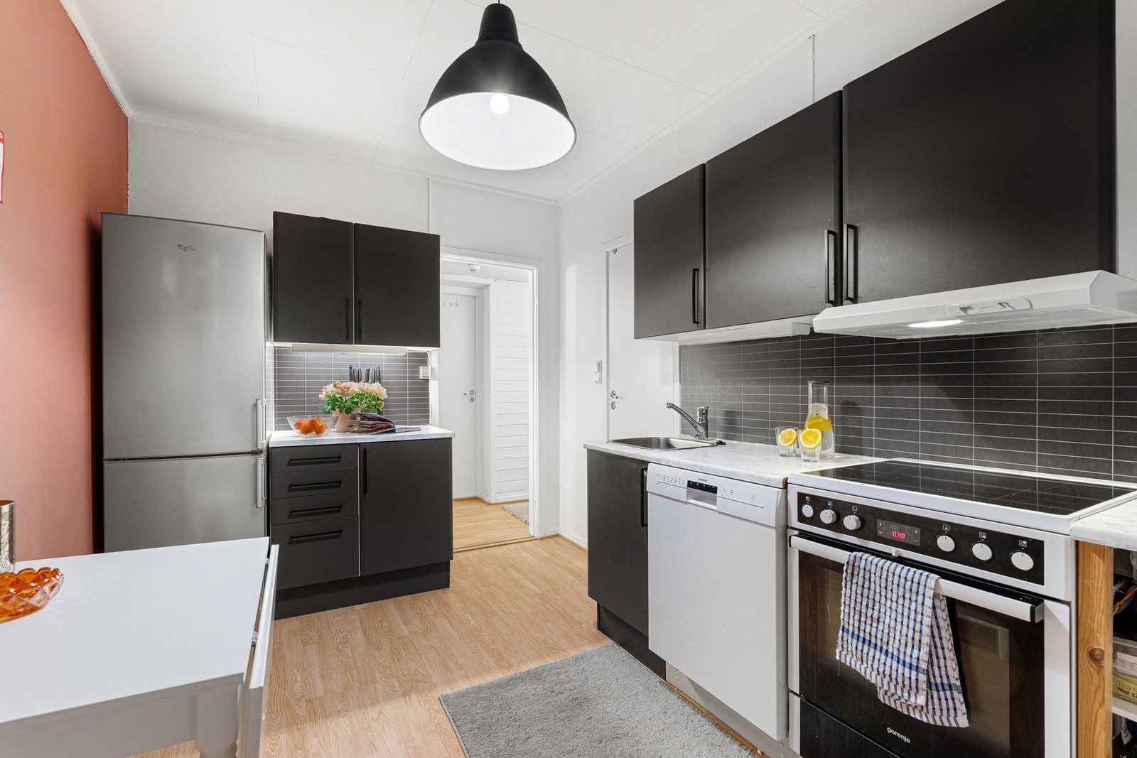 Stort kjøkken med mye skap- og benkeplass perfekt for den som elsker matlaging. Galleribilde