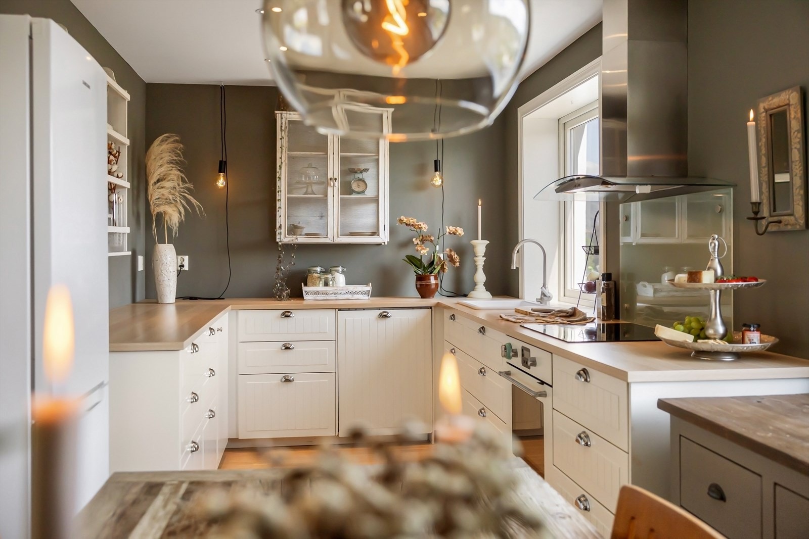 Et kjøkken som inviterer til morgenkaffe, fersk bakst og rolige stunder. Galleribilde