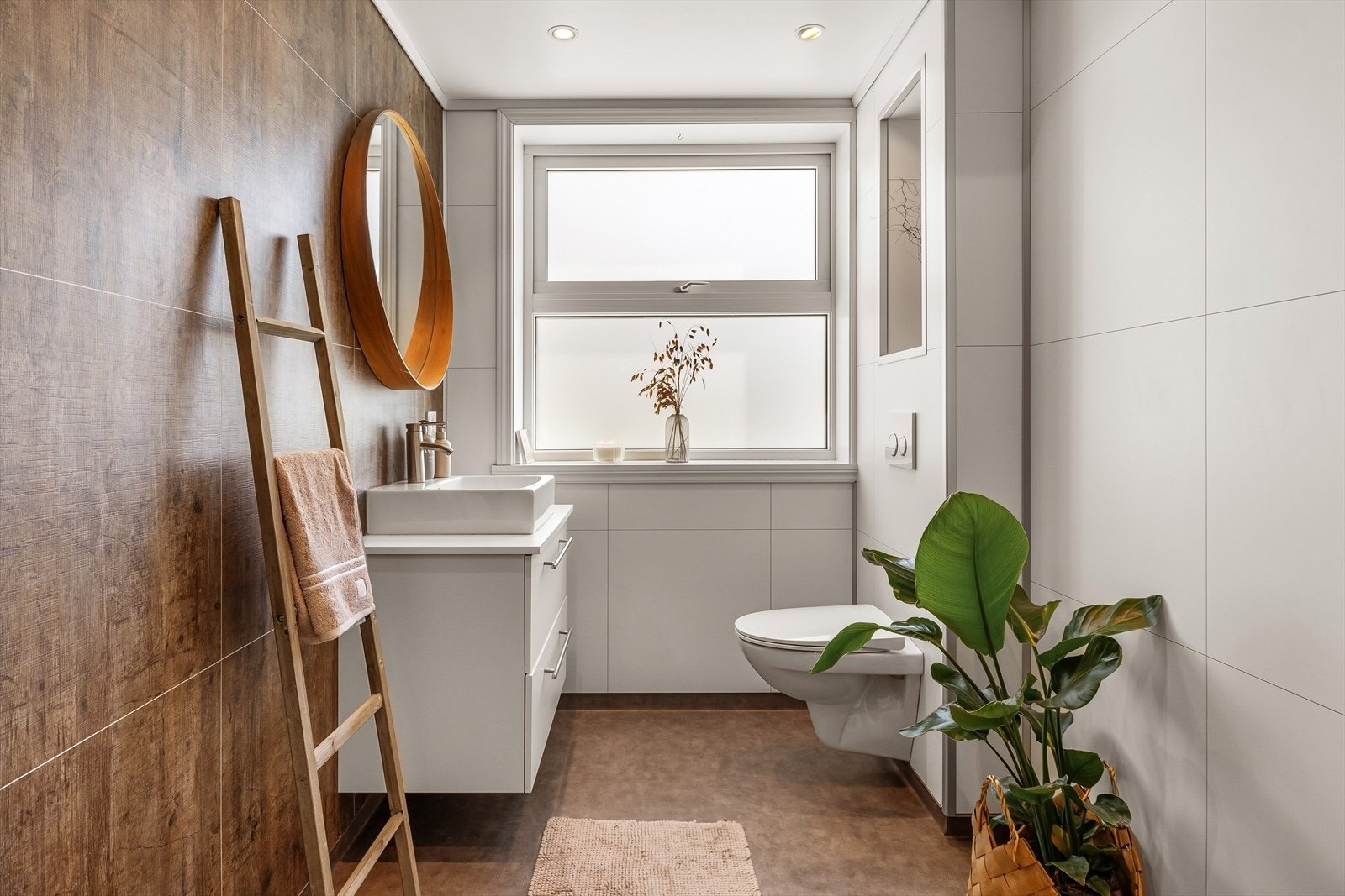 Badet i hovedetasjen har pen innredning. Varmekabler i gulv. Pusset opp i 2016 Galleribilde