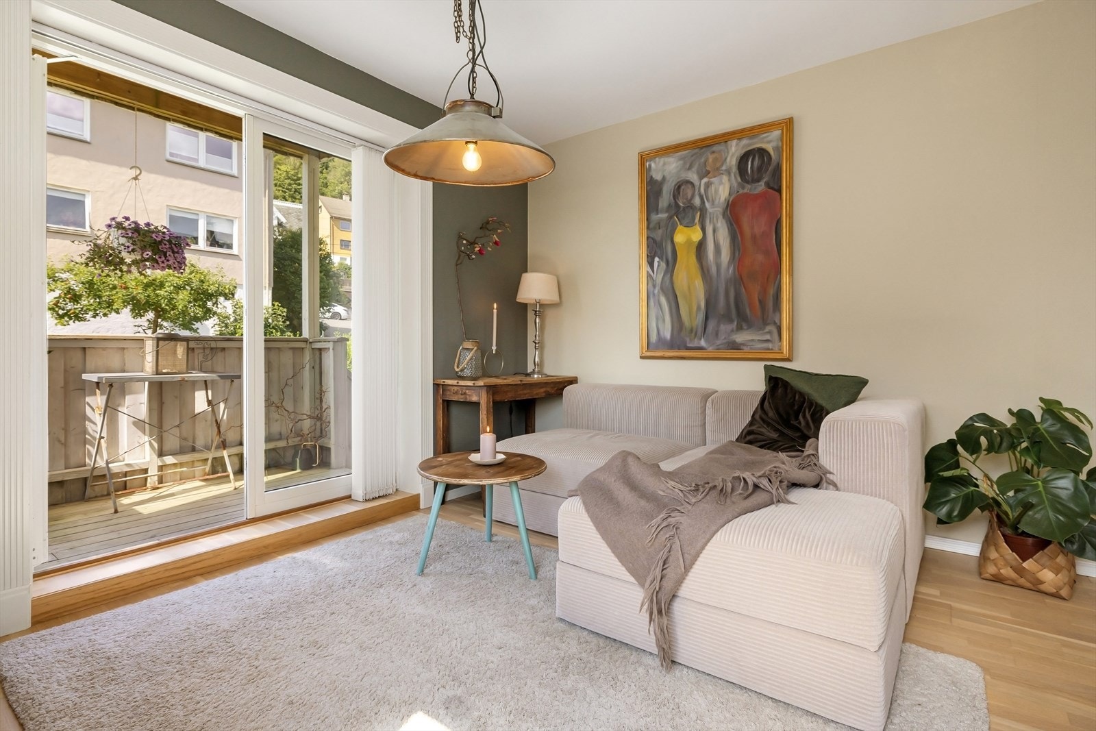 Dobbel altandør gir enkel og naturlig adkomst til terrassen. Galleribilde