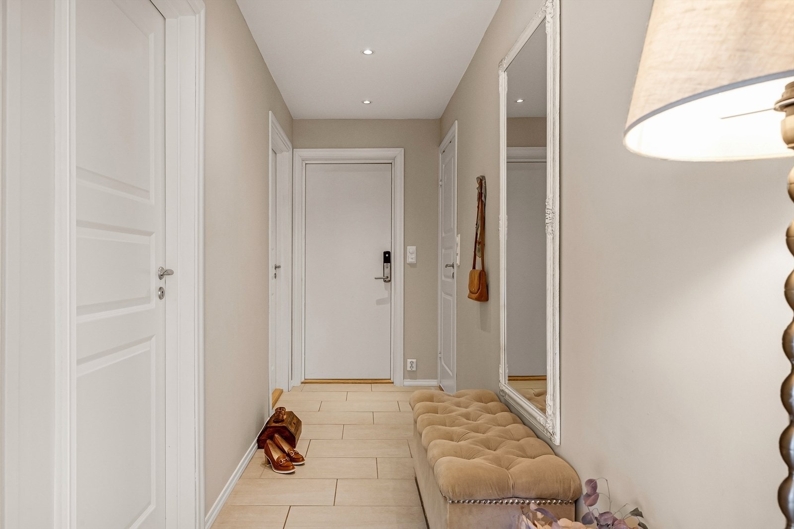 Spotter i tak gir et behagelig lys til gangen. Galleribilde