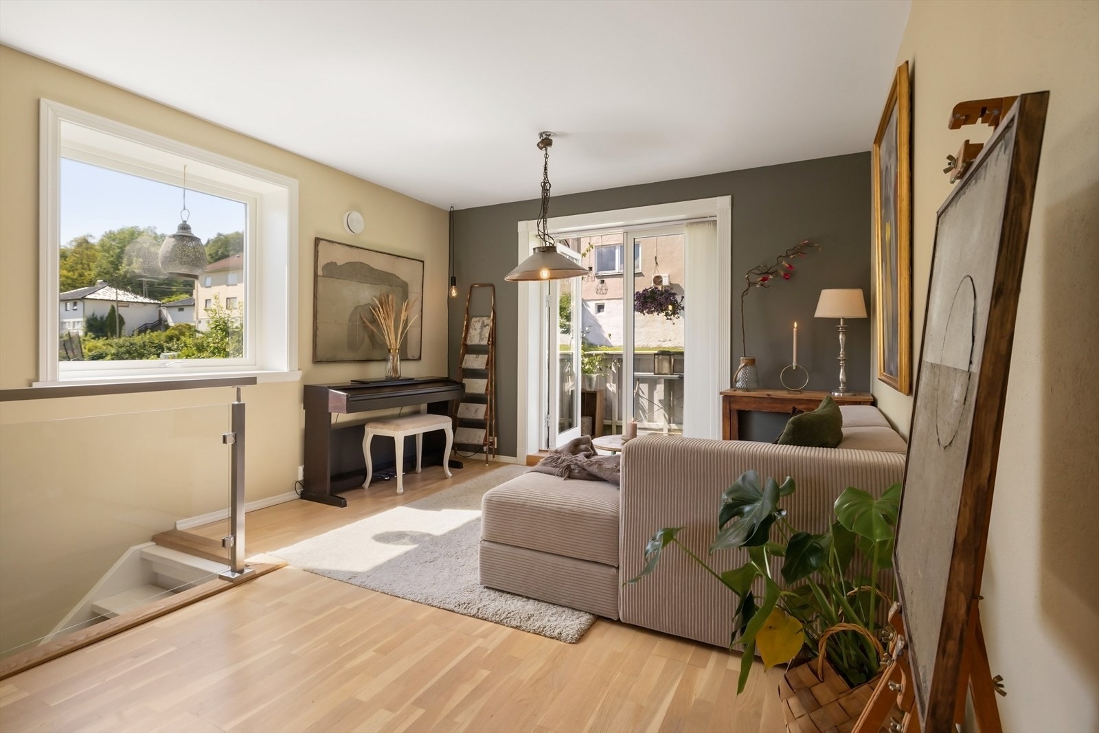 Stuen har flere vegger som åpner for smart møblering, perfekt for deg som liker å variere uttrykket. Galleribilde