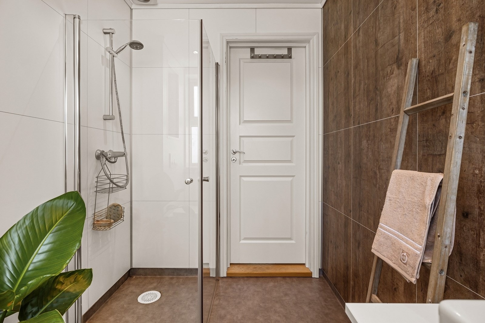 Praktiske dusjdører som kan skyves inn mot veggen. Galleribilde