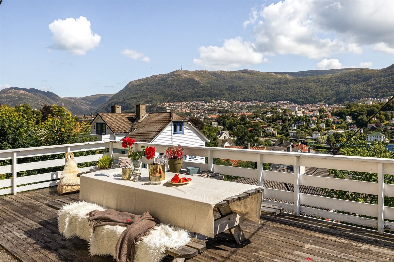 En hyggelig felles uteplass med sol fra tidlig morgen. Galleribilde