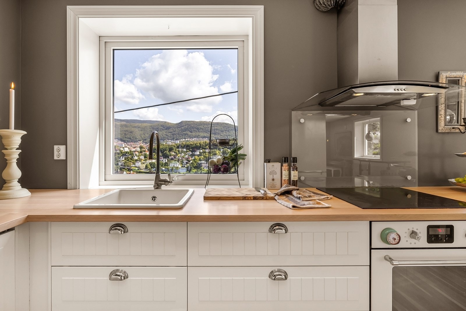 Når du lager mat kan du samtidig nyte en fantastisk utsikt over flere av byfjellene, en sjelden kombinasjon Galleribilde