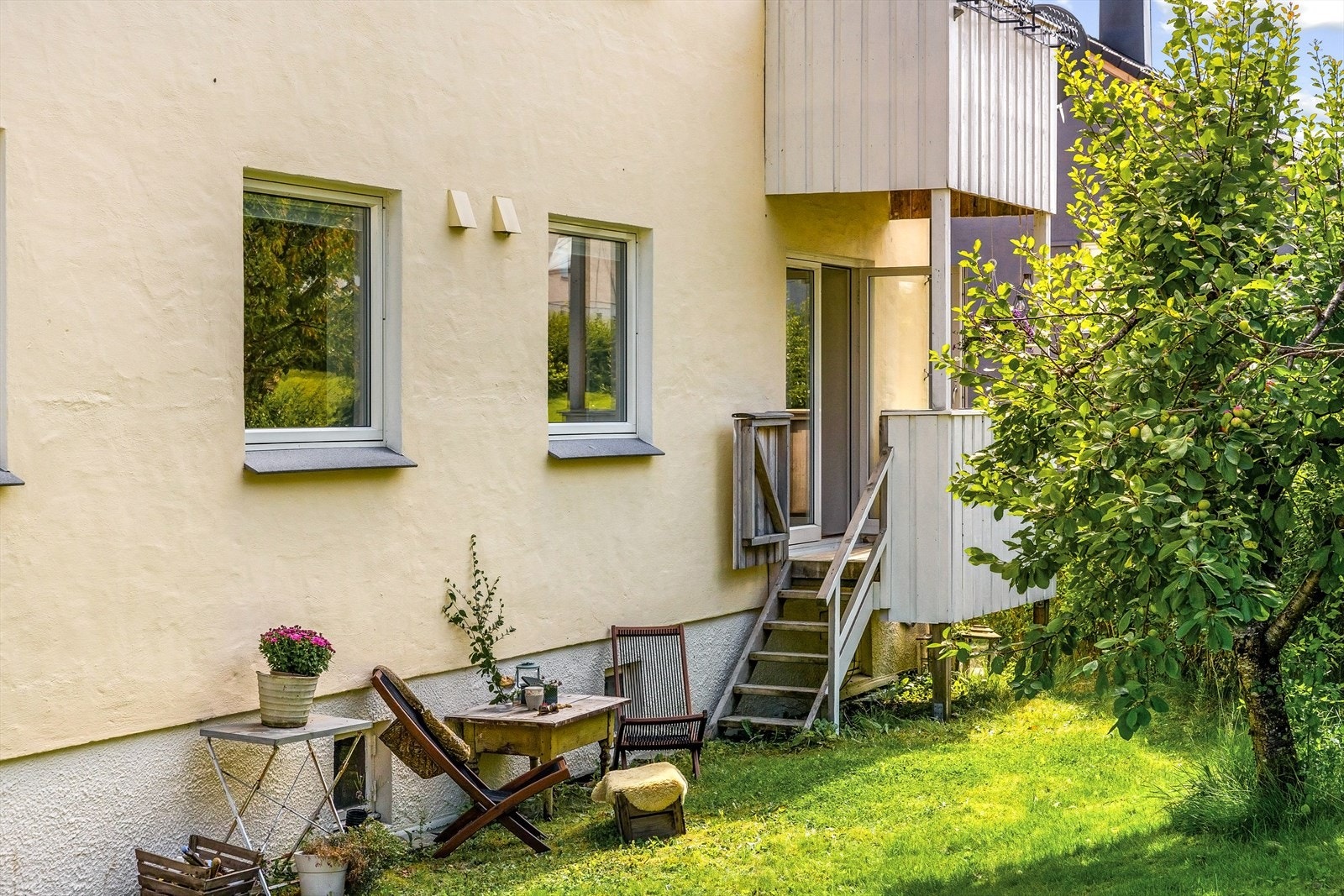 Leiligheten har en attraktiv beliggenhet med direkte utgang til terrasse og trapp ned til en romslig, grønn felles plen. Galleribilde