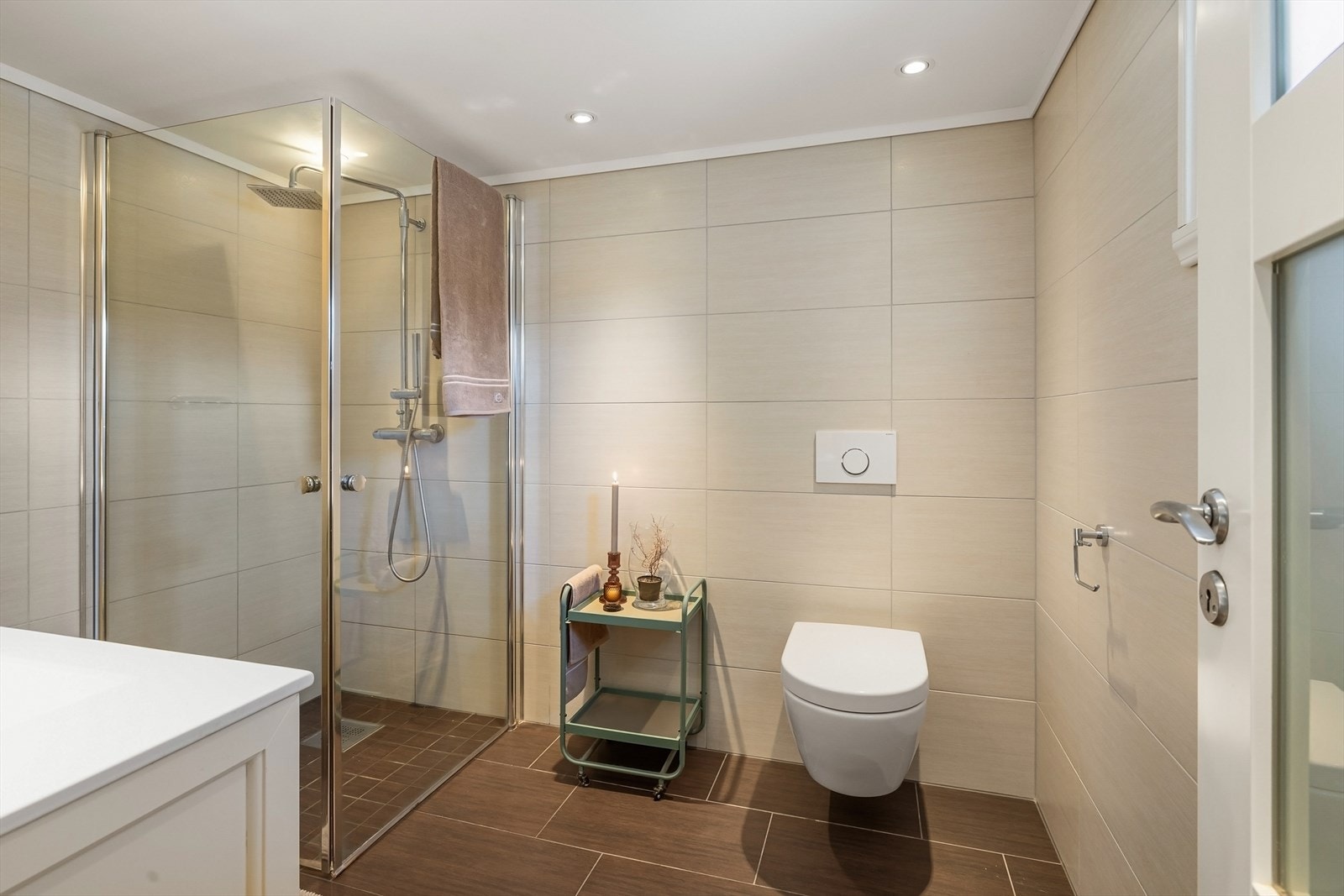 Badet i underetasjen er fra 2013. Lekkert innredet med varmekabler i gulv. Galleribilde