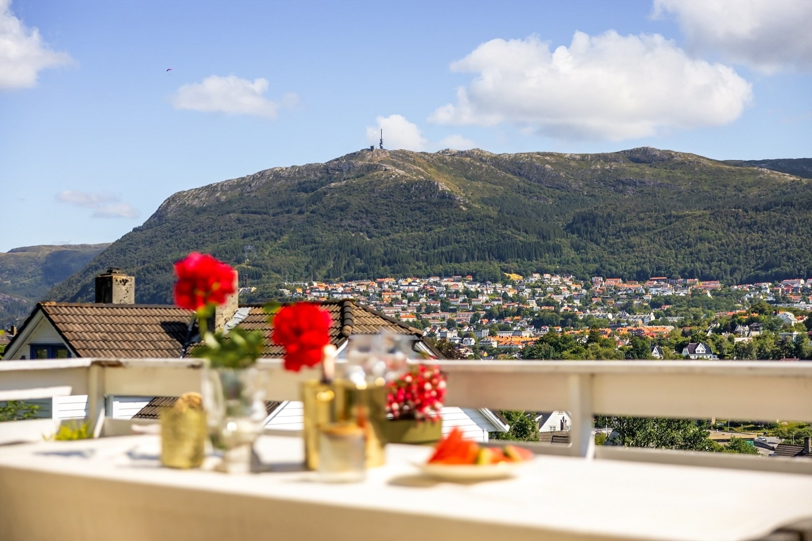 Se for deg en rolig sommerfrokost i disse vakre omgivelsene Galleribilde