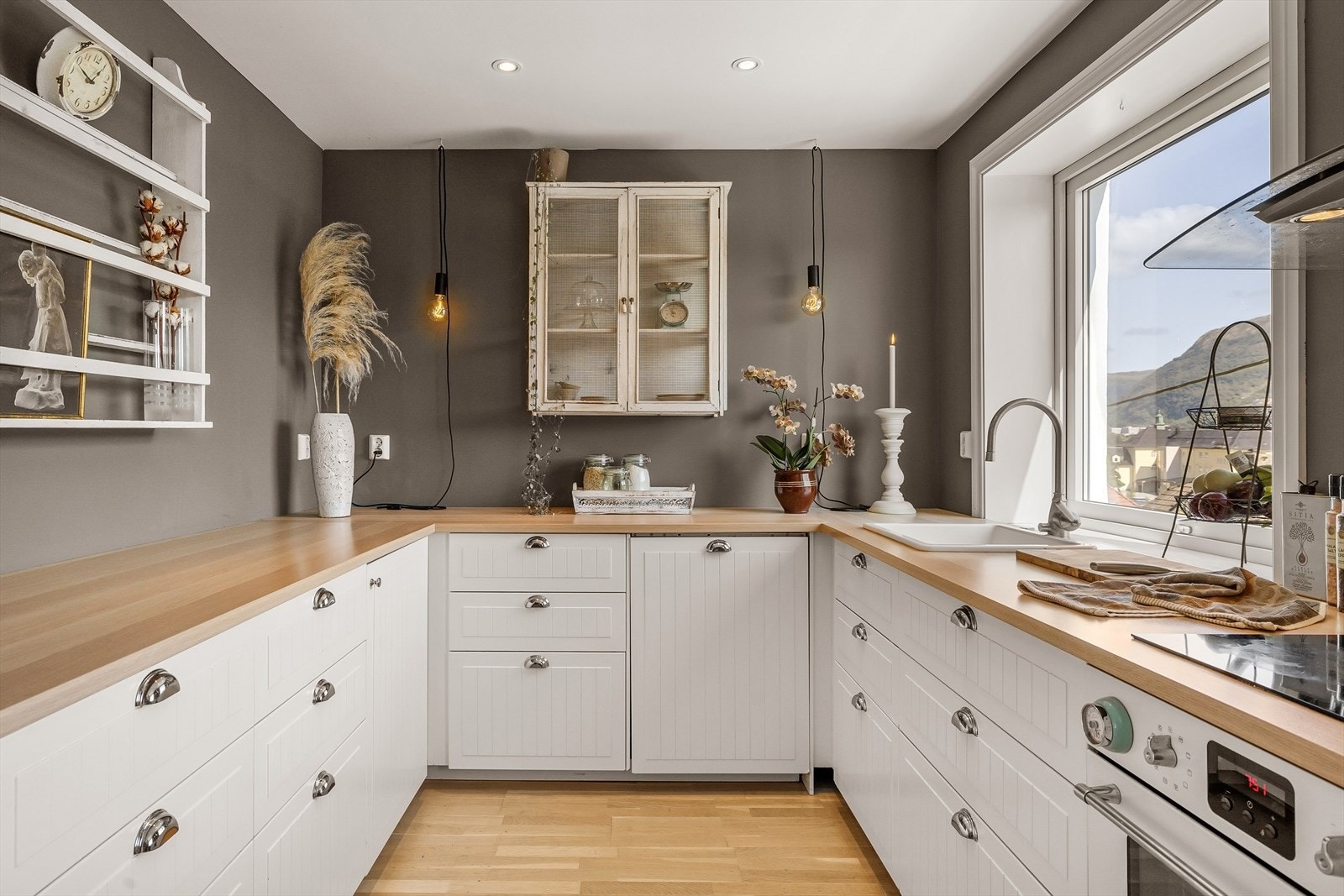 Praktisk og funksjonelt kjøkken med god benkeplass og smarte løsninger. Galleribilde