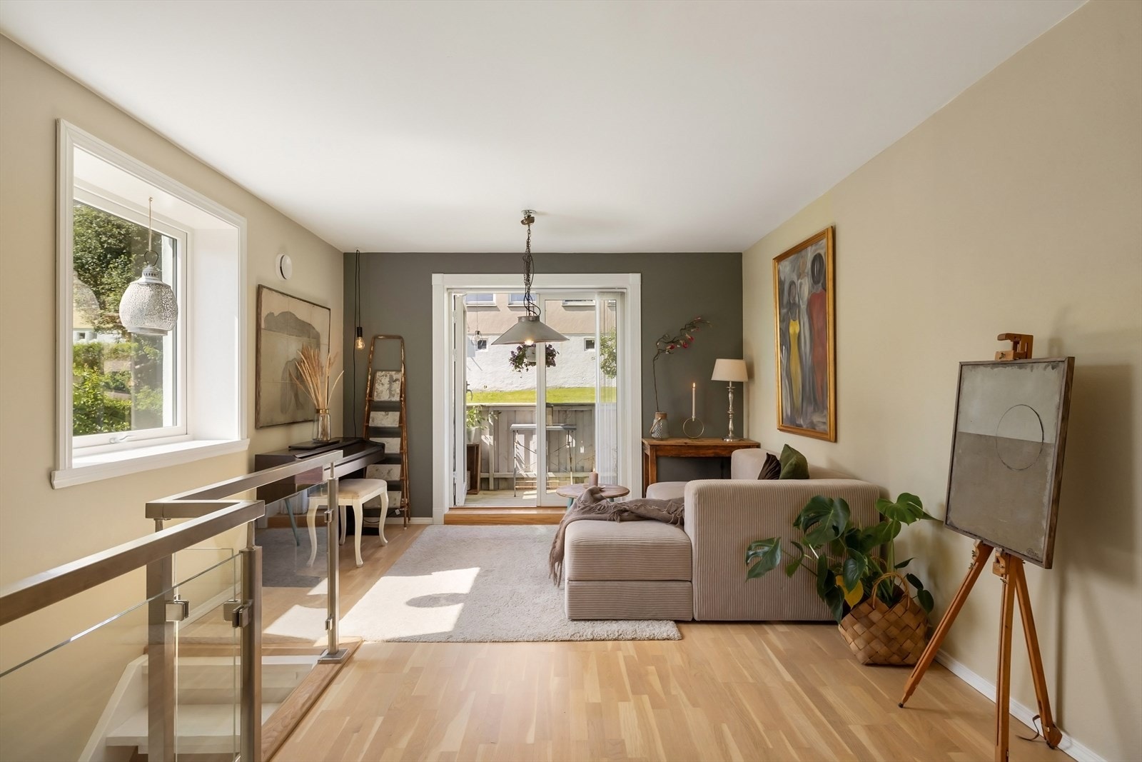 Vinduer mot flere himmelretninger gir gjennomlysning og ekstra lysinnslipp fra kjøkkenvinduet i motsatt ende. Galleribilde