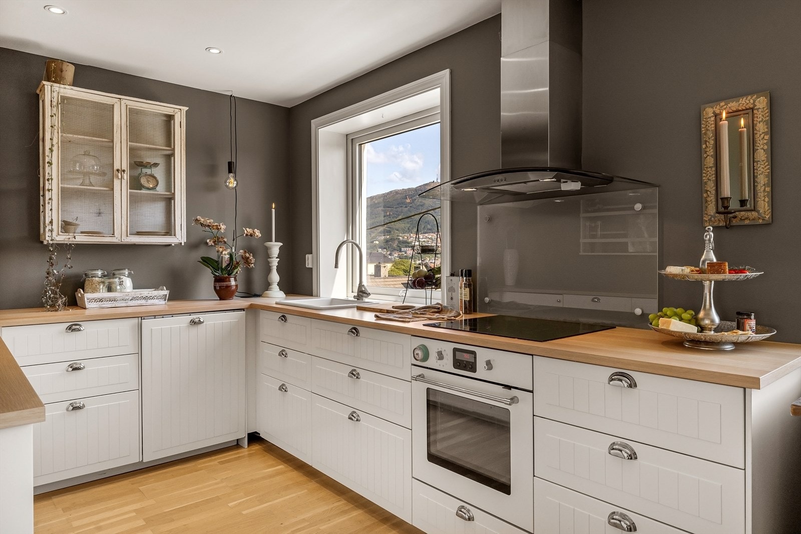 Fransk landlig sjarm møter moderne funksjonalitet, på dette kjøkkenet vil du trives. Galleribilde