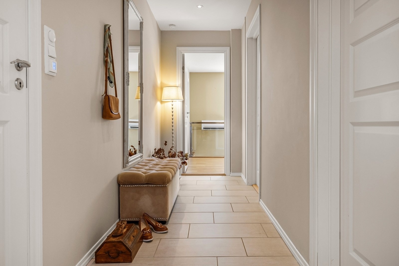 Praktisk og innbydende inngangsparti med flislagt gulv og god plass til ytterklær. Galleribilde