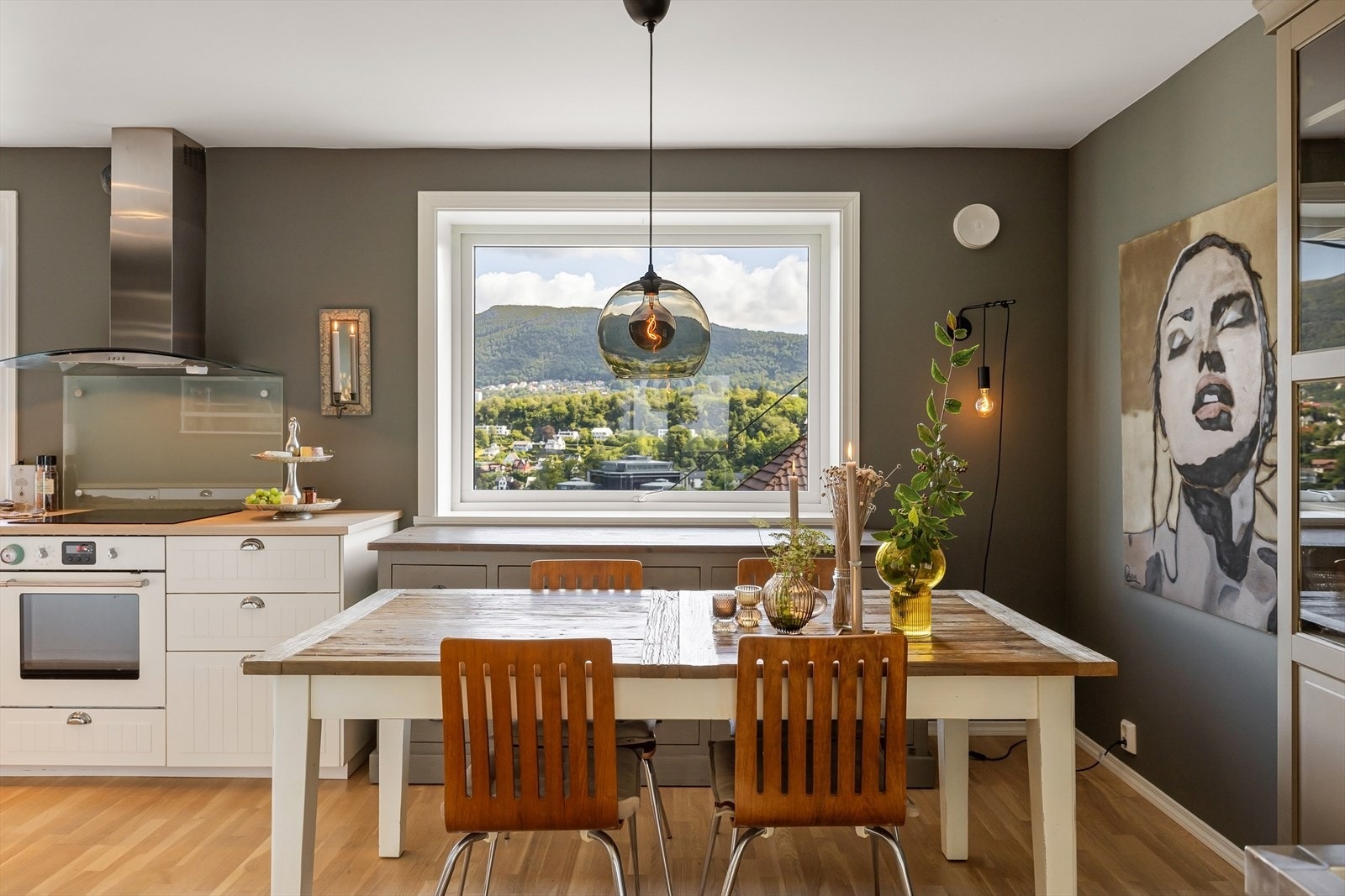 Et rom som omfavner deg, perfekt for både hverdager og med gjester. Galleribilde