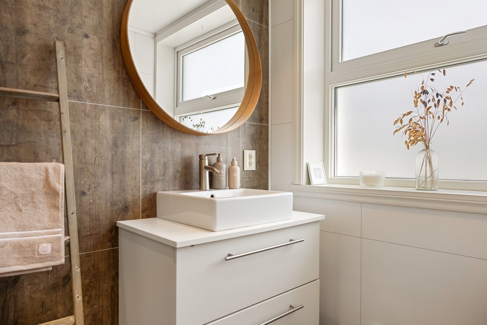 Badet inneholder baderomsmøbel med servant, svingbare dusjdører i glass og vegghengt toalett. El. avtrekksventil. Galleribilde