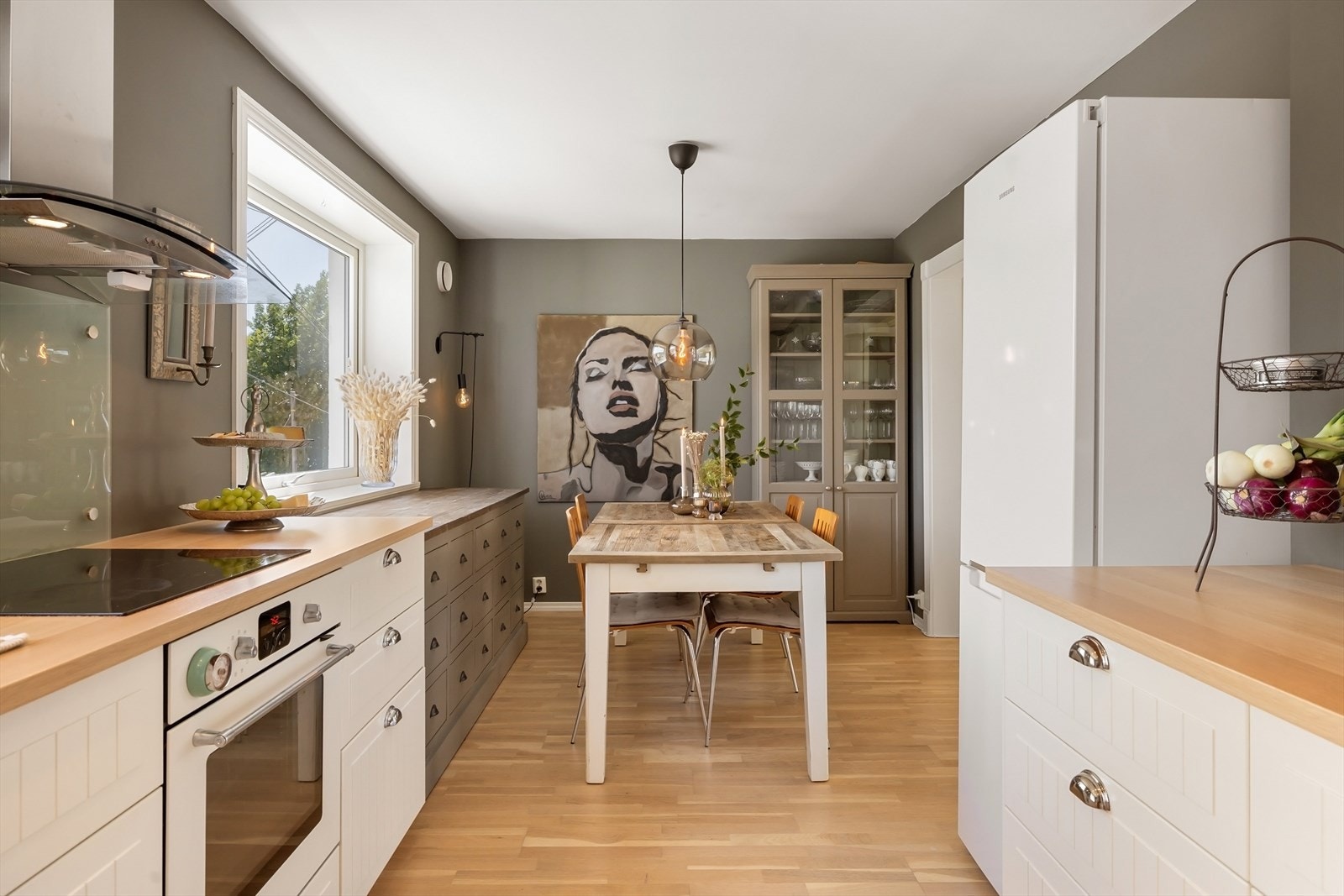 I forlengelsen av kjøkkenet, der kjøkken og stue møtes, er det naturlig plass til spisebord. Galleribilde