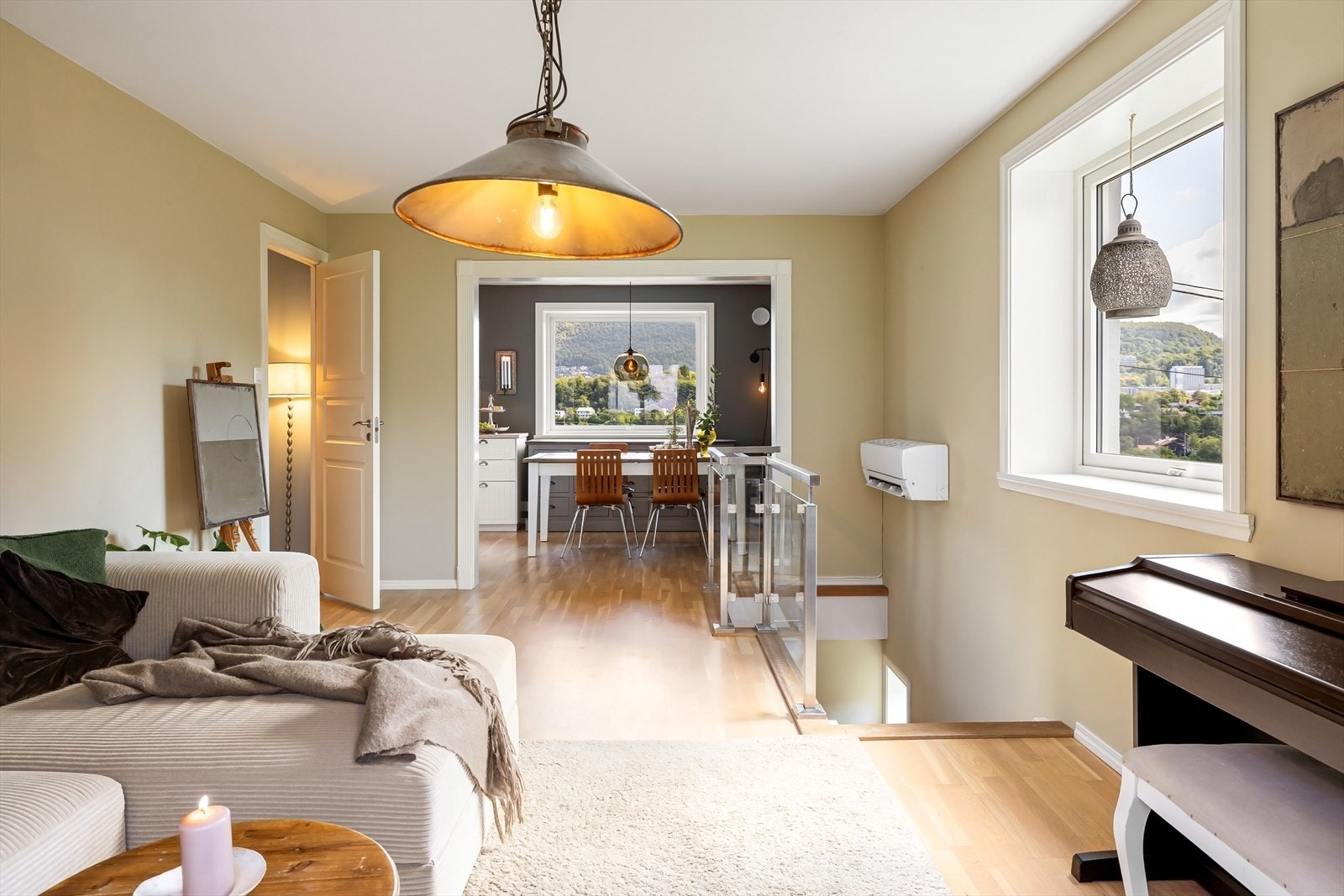 Det er en elegant løsning mellom kjøkken og stue -åpen løsning men likevel tilbaketrukket. Galleribilde