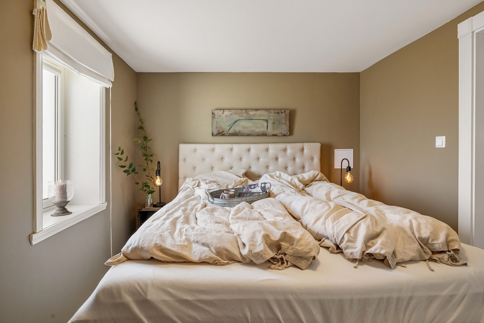 Fra sengen er det fin utsikt mot byfjellene. Galleribilde