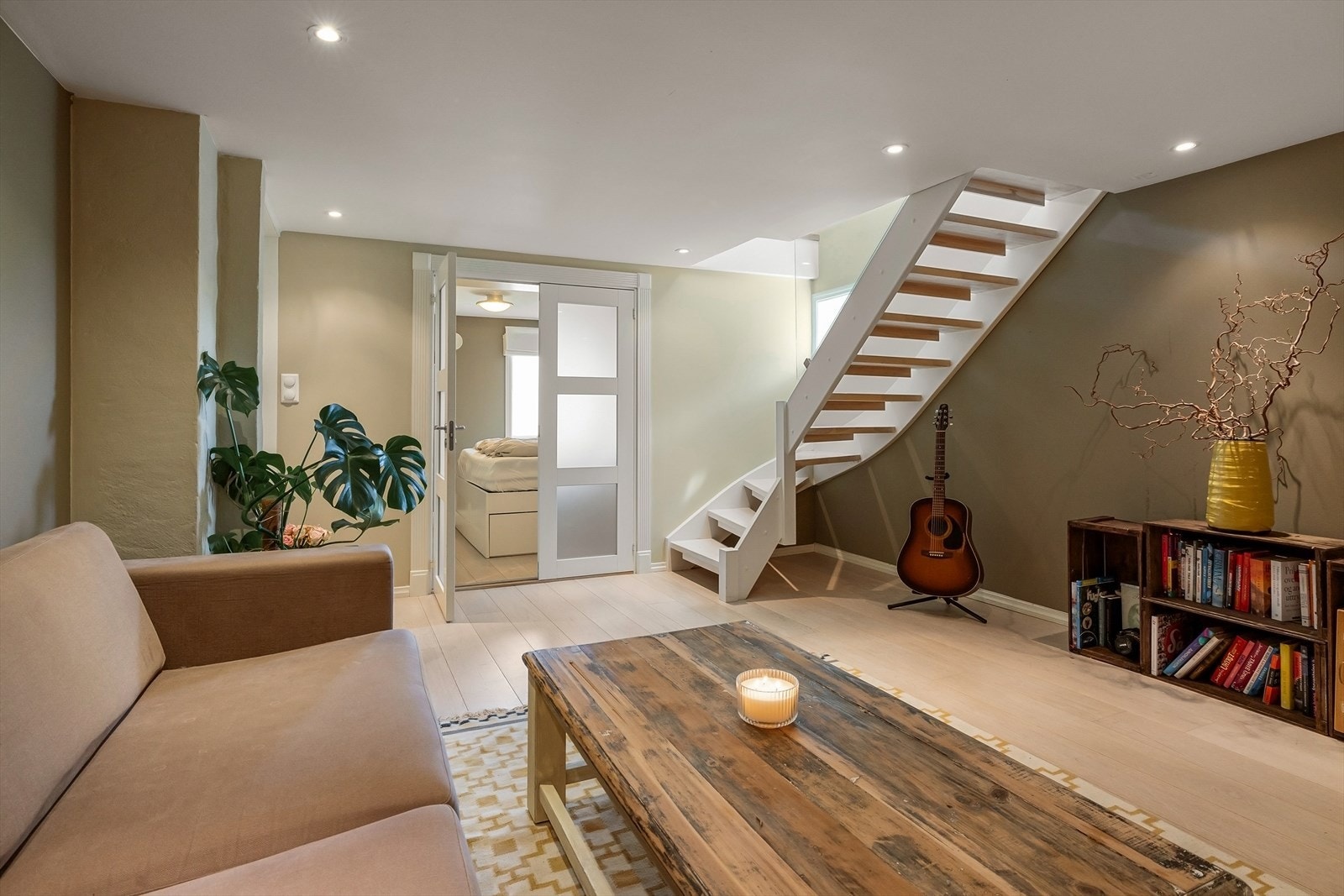 Med to etasjer får du fleksibilitet og muligheter for å trekke deg tilbake i hverdagen. Galleribilde