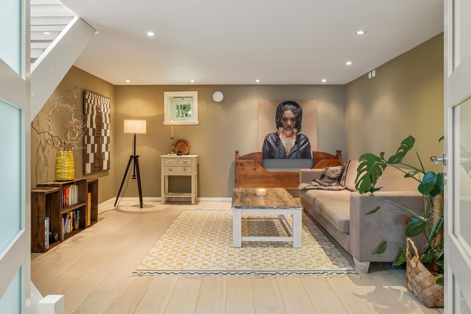 Stuen er perfekt som en lun og koselig TV-stue, eller som en ekstra stue for avslapning og privatliv. Galleribilde