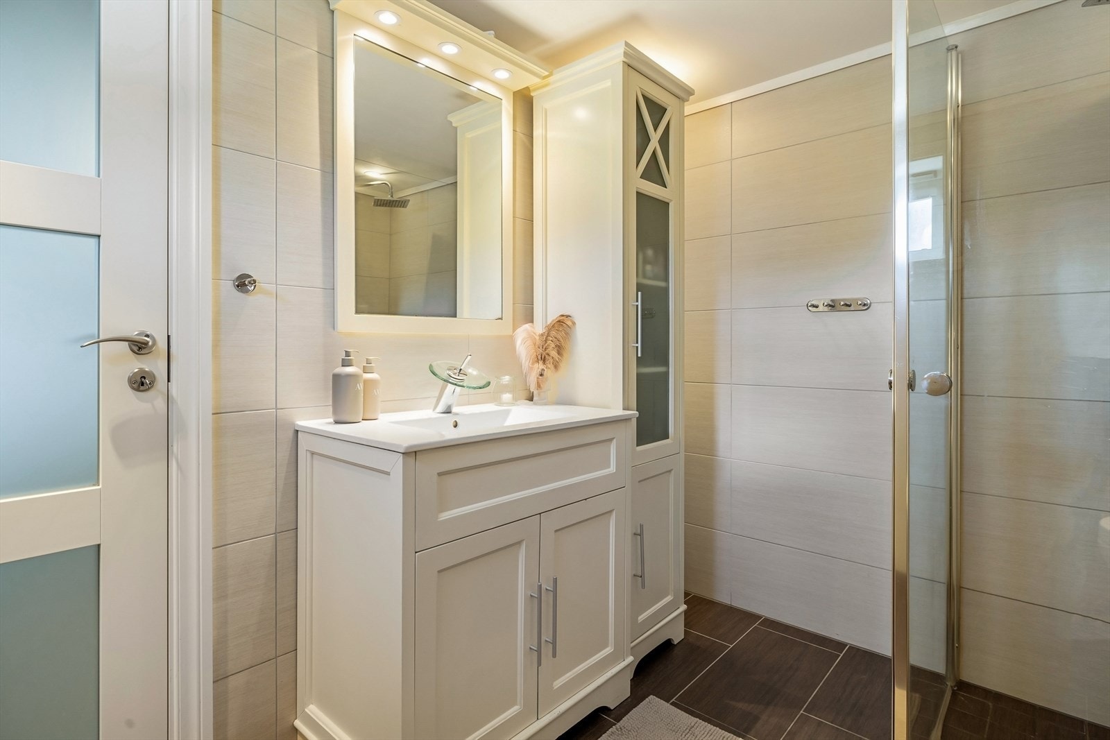 Godt med skapplass til håndklær og toalettartikler. Galleribilde