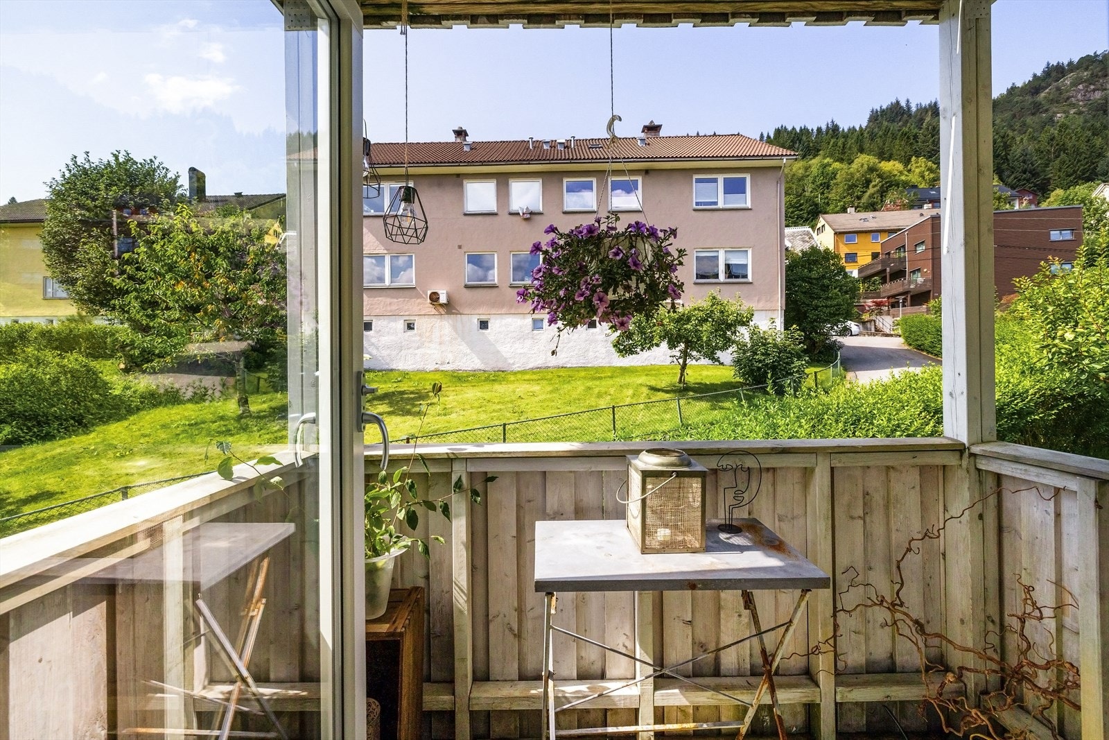 Uteplassen er vendt mot vest og nyter gode solforhold. (ca 1830 sommerstid) Galleribilde