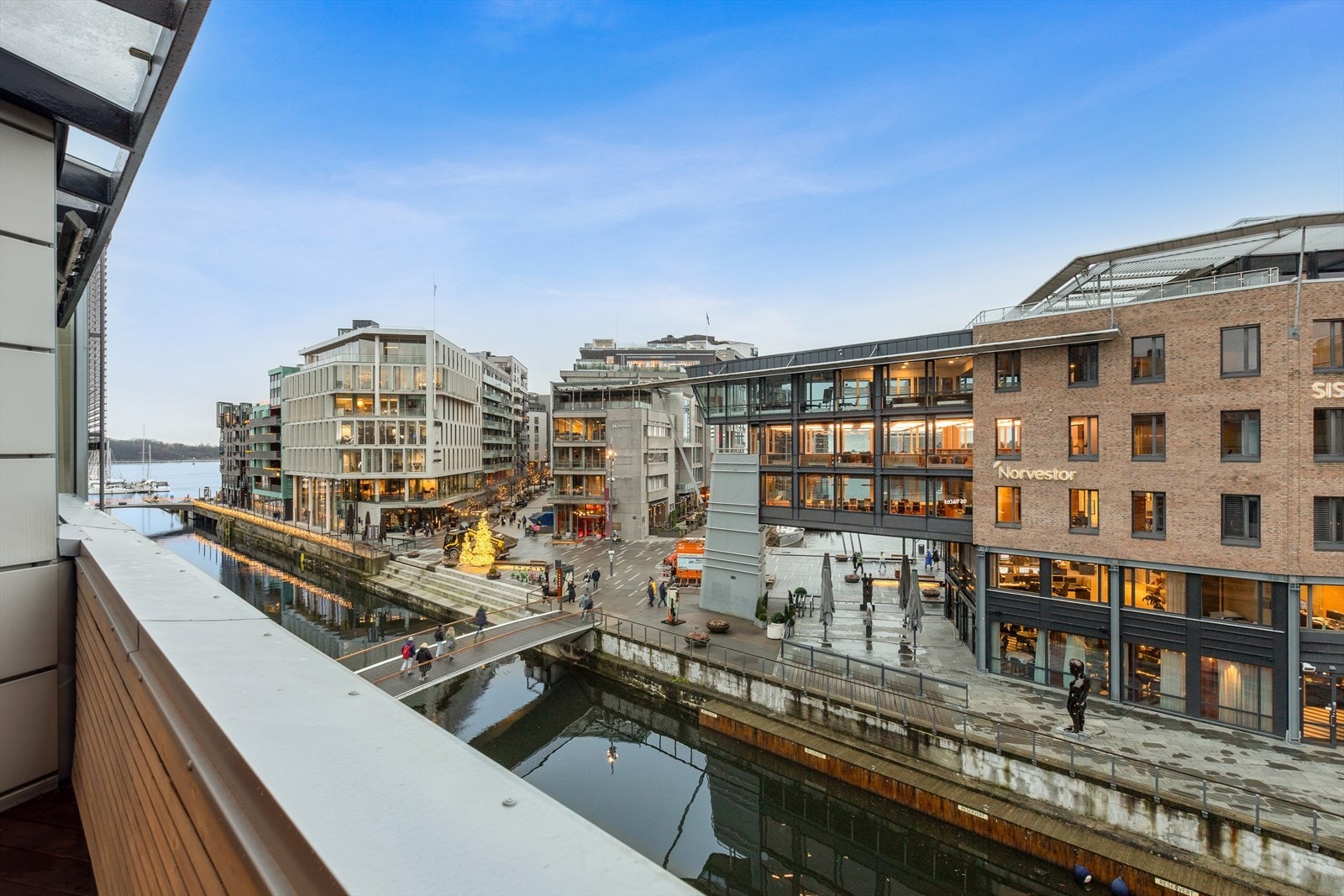 Fra terrassen ser du kanalen og ut på Tjuvholmen. Galleribilde