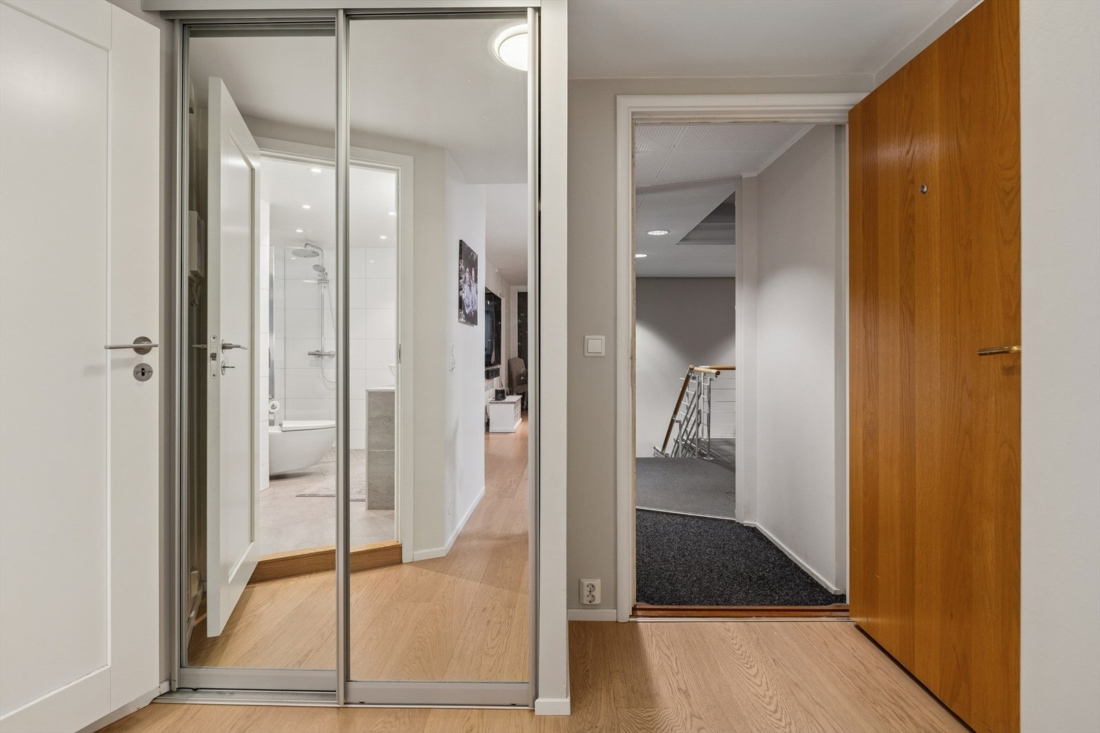 Velkommen inn! Romslig entre med plassbygget garderobeskap til å henge fra seg yttertøy. Galleribilde