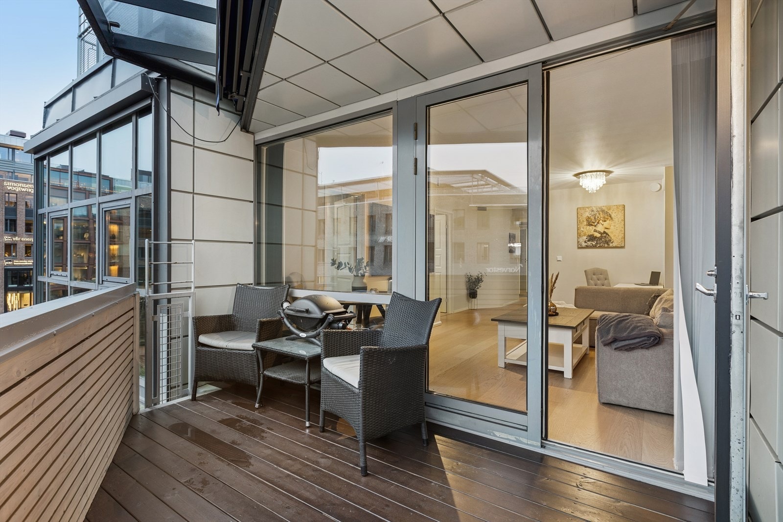 Romslig balkong på 7m² med utsikt og gode solforhold. Galleribilde