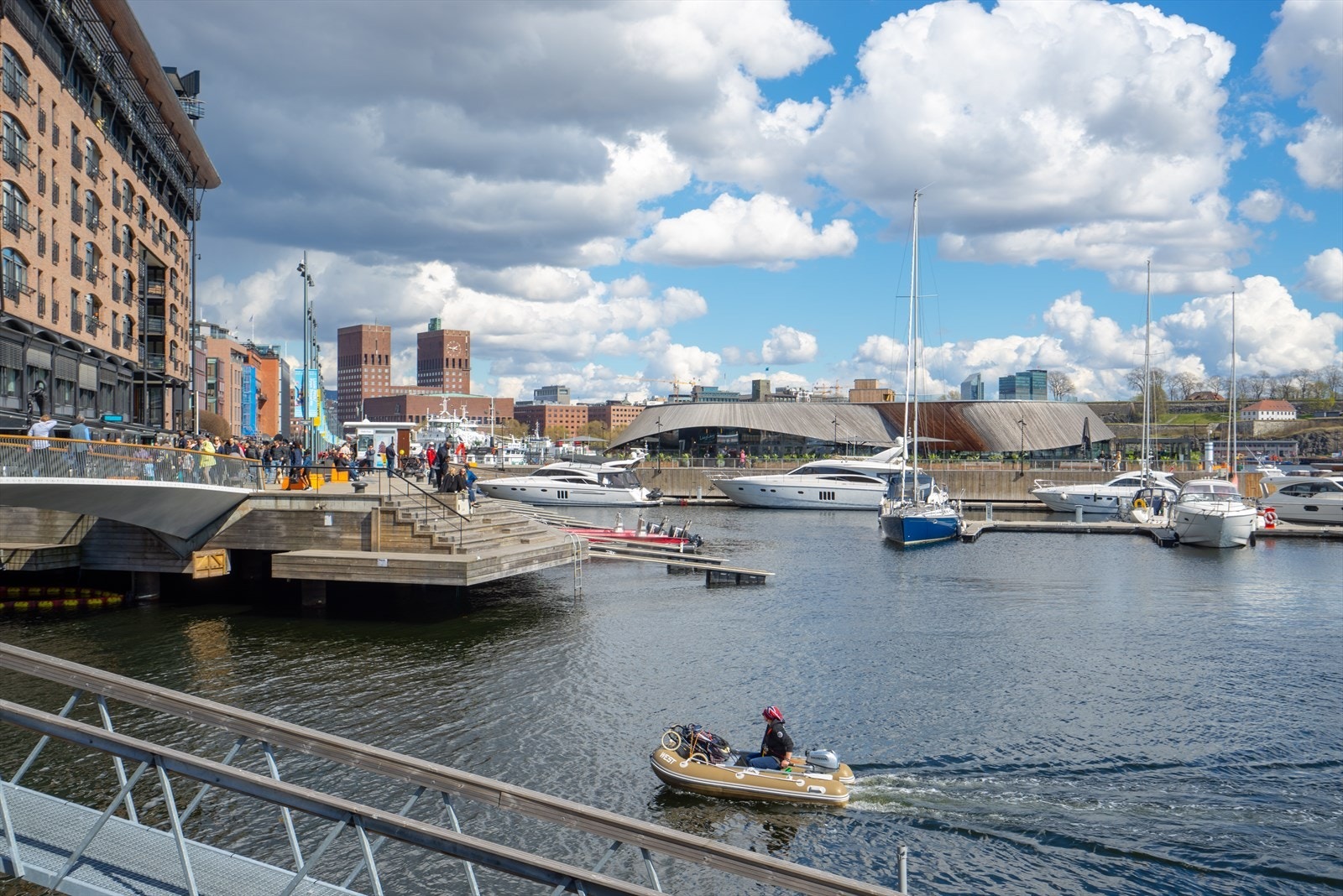 På Aker Brygge og Tjuvholmen finner man en rekke restauranter som f.eks Olivia, Hanami, Asia og Beer Palace. Galleribilde