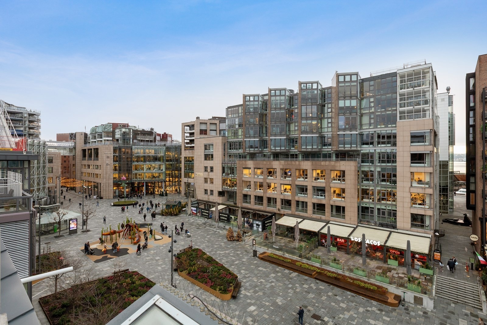 Fra takterrassen har du full oversikt over Bryggetorget. Galleribilde