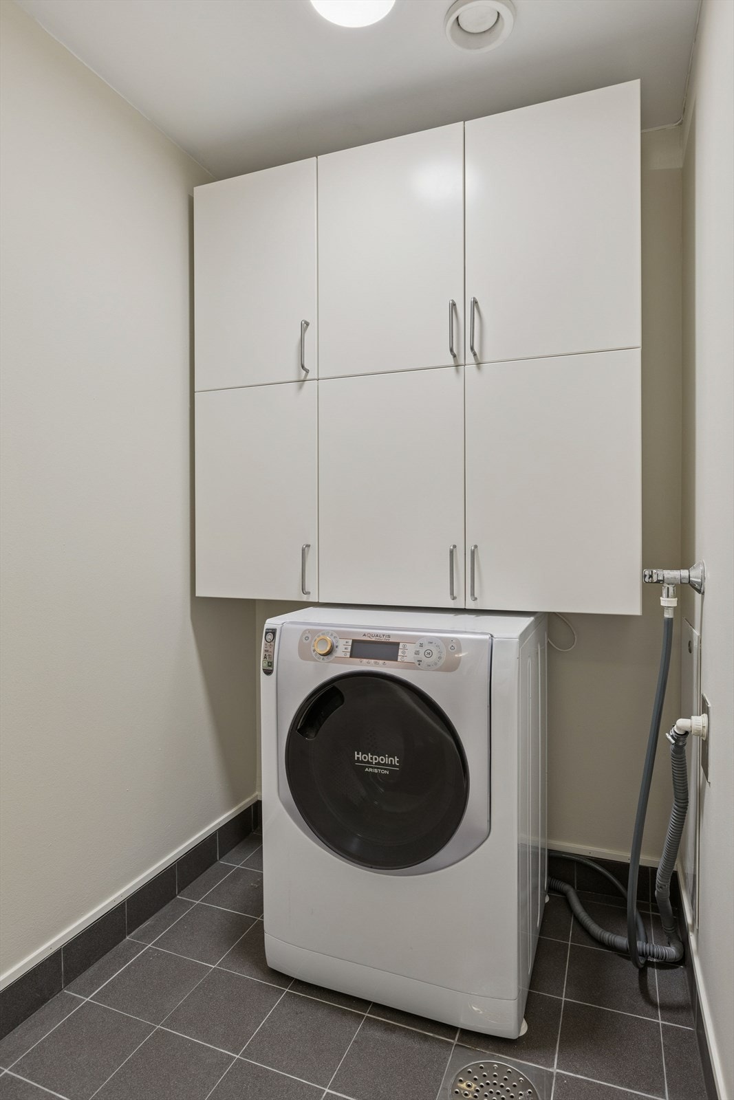 Praktisk bod/vaskerom i gangen. Her har du god plass til lagring og å vaske klær. Galleribilde