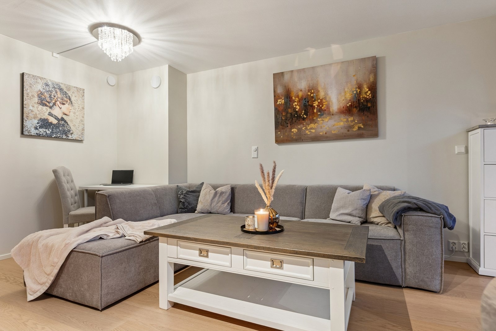 Koselig stue med nymalte vegger i 2025. Her har du god plass til stor sofa og tv bord. Galleribilde