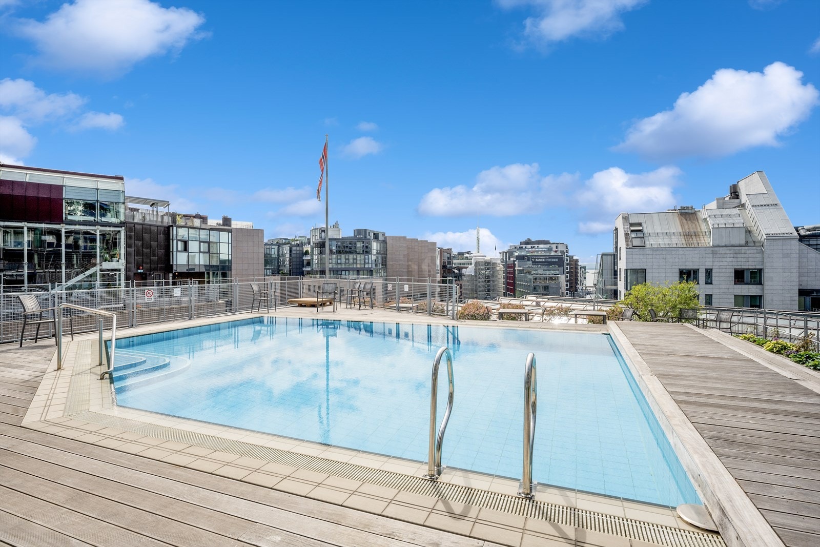 Velkommen til Bryggetorget 17. En eksklusiv toppleilighet med tilgang til felles takterrasse m/basseng. Galleribilde