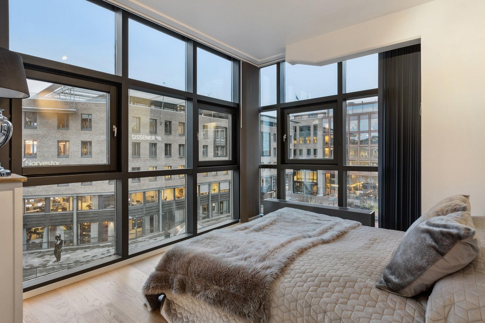 Unikt soverom med enstavs eikeparkett på gulv. Galleribilde