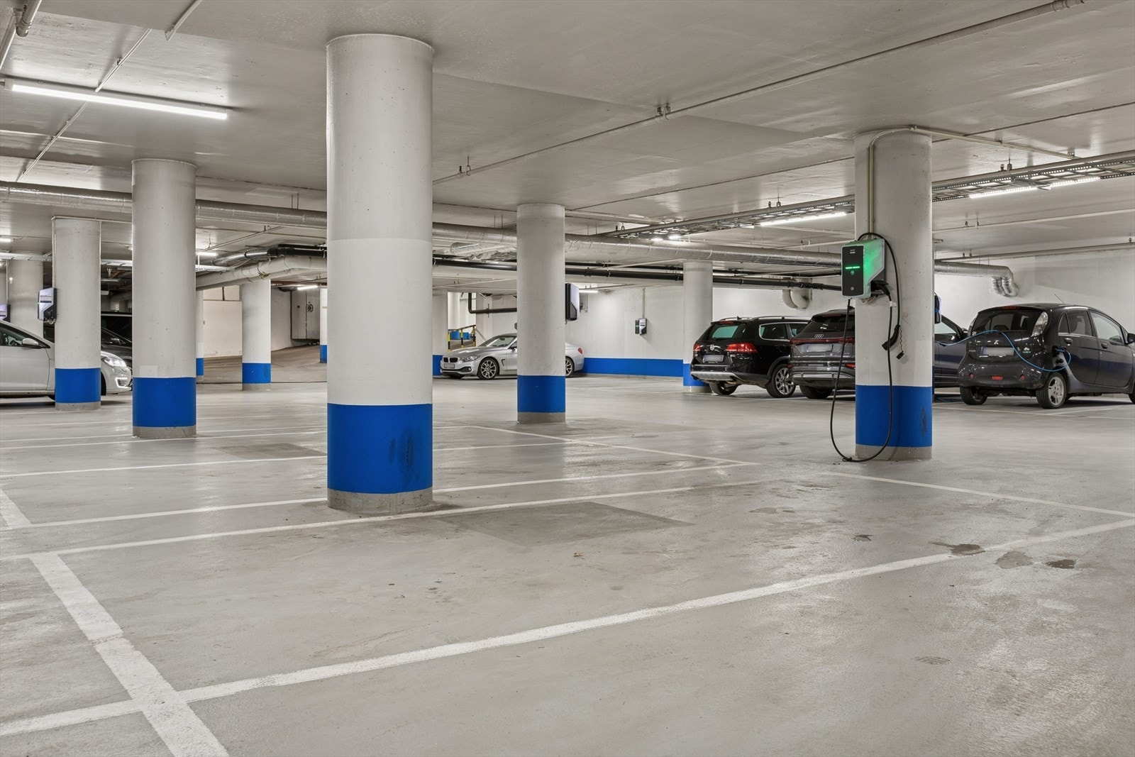 Det følger med garasjeplass med el-billader. Galleribilde