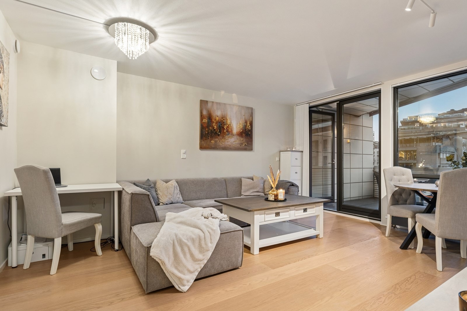 Fra stuen er det utgang til herlig balkong på 7m² med gode solforhold og utsikt. Galleribilde